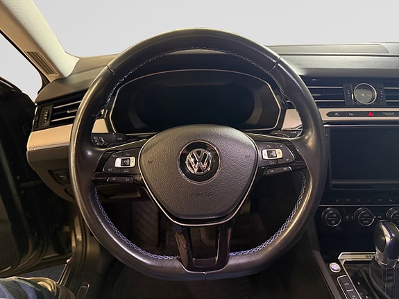 Volkswagen Passat 14 of 26