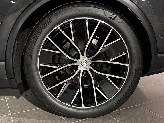 Porsche Macan 4 9 of 13