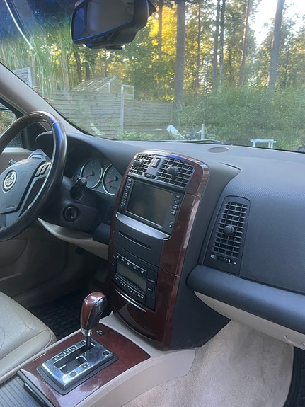 Cadillac SRX 10 of 16