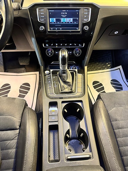 Volkswagen Passat 12 of 16