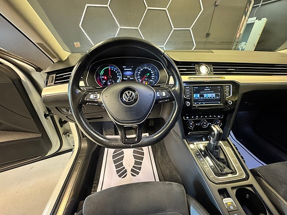 Volkswagen Passat 6 of 16