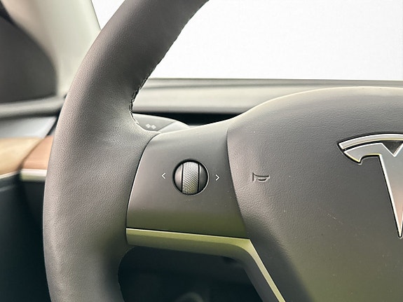 Tesla Model Y 14 of 30