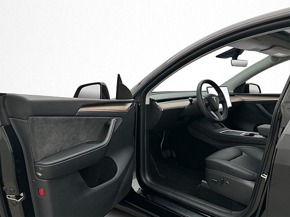 Tesla Model Y 10 of 30