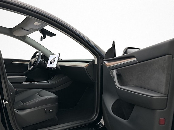 Tesla Model Y 27 of 30