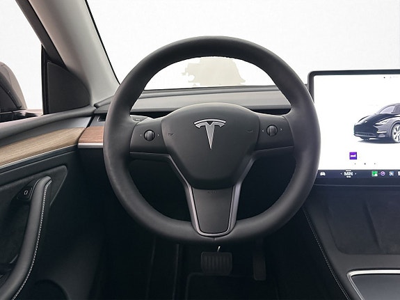 Tesla Model Y 13 of 30