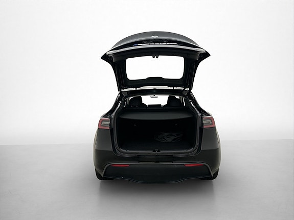 Tesla Model Y 29 of 30