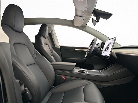 Tesla Model Y 26 of 30
