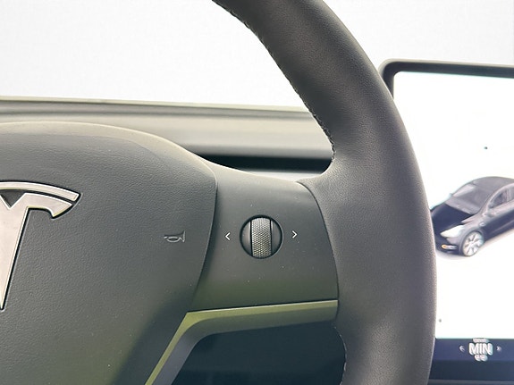 Tesla Model Y 15 of 30