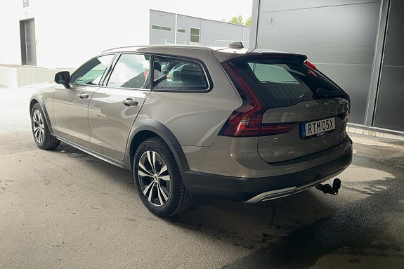 Volvo V60 Cross Country 3 of 30