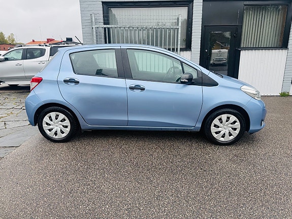 Toyota Yaris 10 of 25