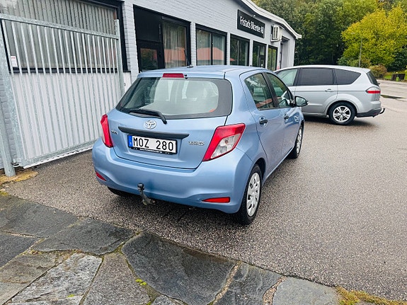 Toyota Yaris 3 of 25
