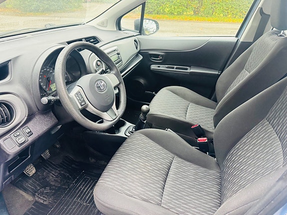 Toyota Yaris 8 of 25