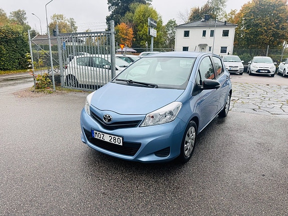 Toyota Yaris 2 of 25