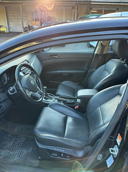 Suzuki Kizashi 3 of 7