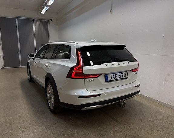 Volvo V60 Cross Country 4 of 30
