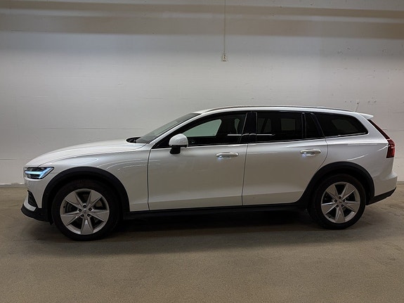 Volvo V60 Cross Country 2 of 30