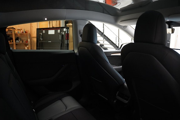 Tesla Model Y 20 of 22
