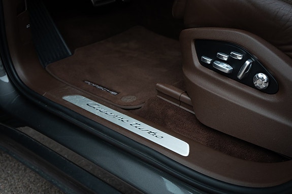 Porsche Cayenne Turbo 17 of 30