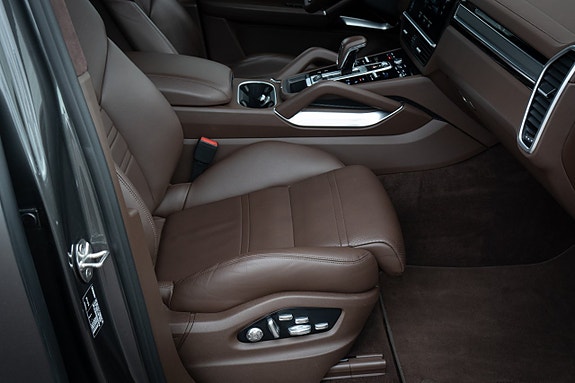 Porsche Cayenne Turbo 23 of 30