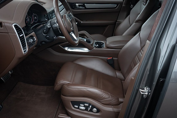 Porsche Cayenne Turbo 14 of 30