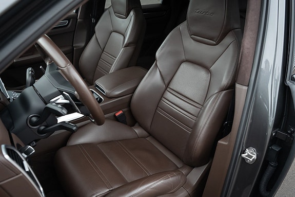 Porsche Cayenne Turbo 13 of 30