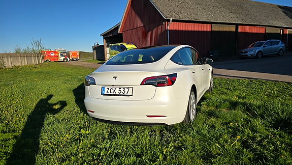 Tesla Model 3 2 of 5