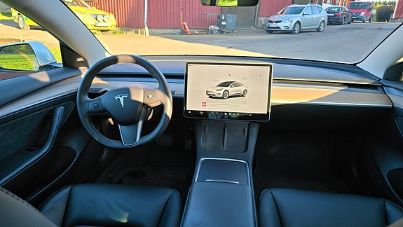 Tesla Model 3 4 of 5