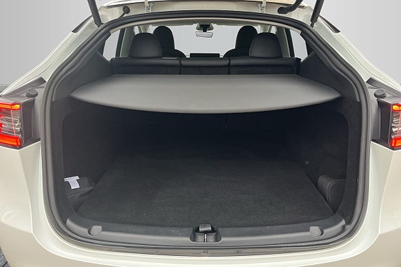 Tesla Model Y 9 of 15