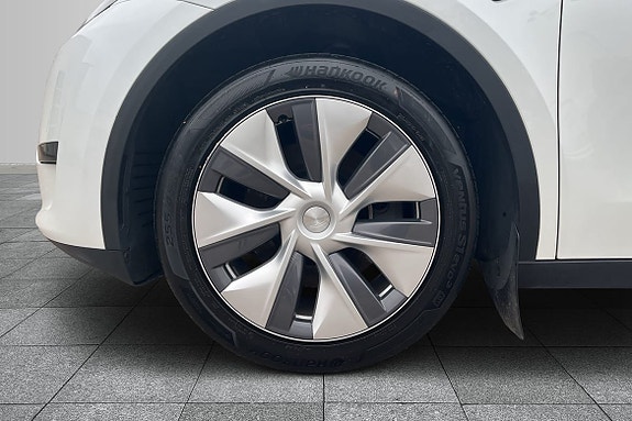 Tesla Model Y 8 of 15