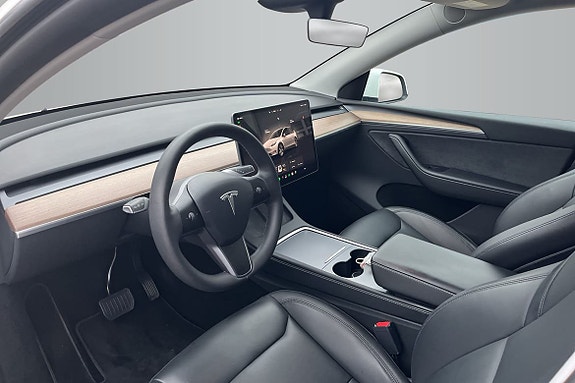 Tesla Model Y 10 of 15
