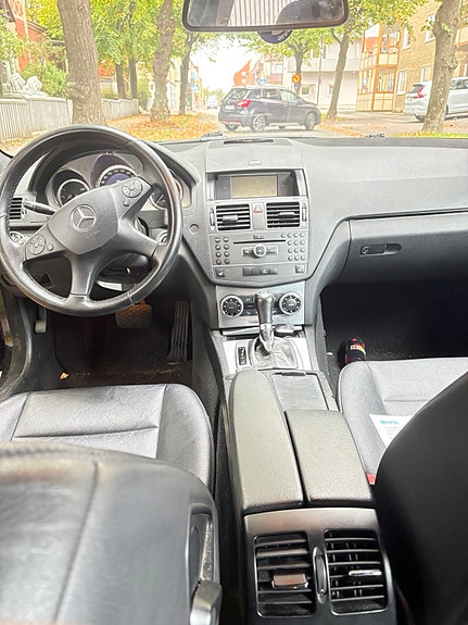 Mercedes-Benz C220 6 of 7