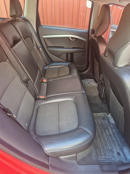 Volvo V70 2 of 3