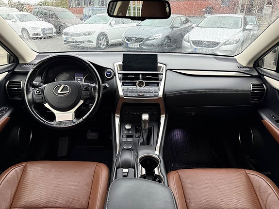 Lexus NX300h 12 of 30