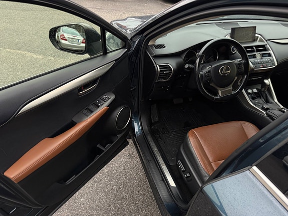 Lexus NX300h 10 of 30