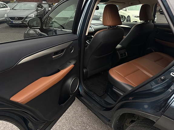 Lexus NX300h 15 of 30