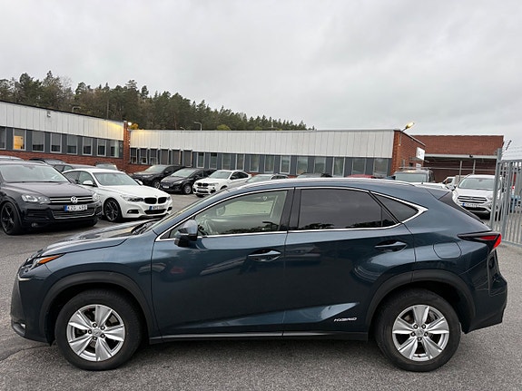 Lexus NX300h 2 of 30