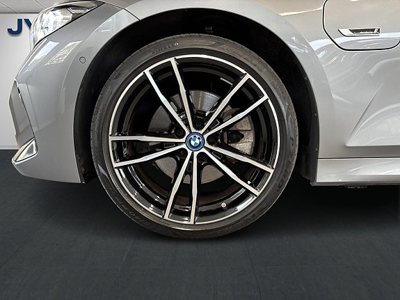 BMW 330e 17 of 30