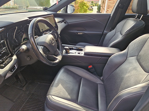 Lexus RX450h+ 4 of 8