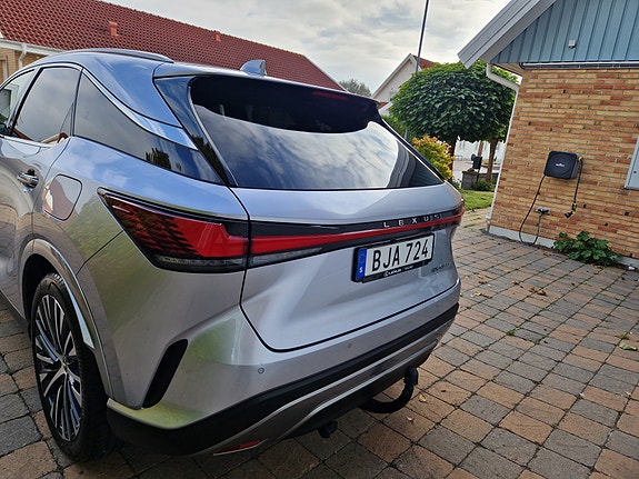 Lexus RX450h+ 6 of 8