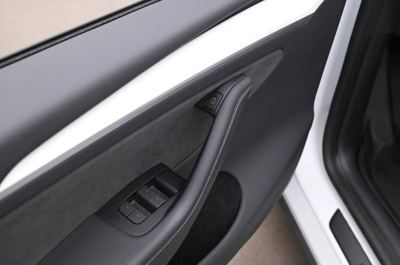 Tesla Model Y 10 of 27