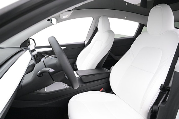Tesla Model Y 9 of 27