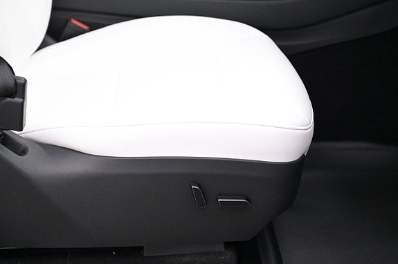 Tesla Model Y 13 of 27