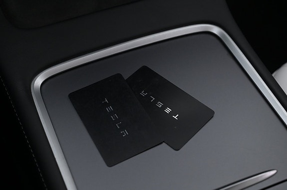 Tesla Model Y 24 of 27