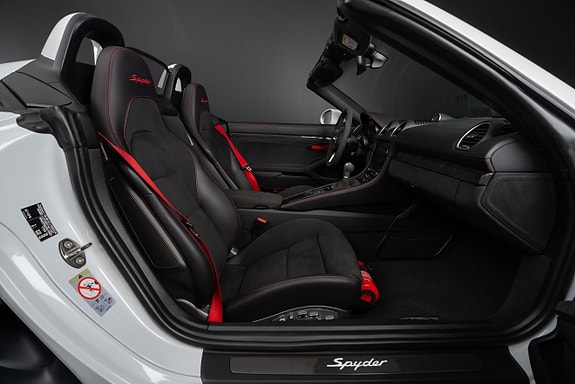 Porsche 718 Spyder 12 of 29