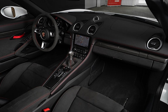 Porsche 718 Spyder 14 of 29