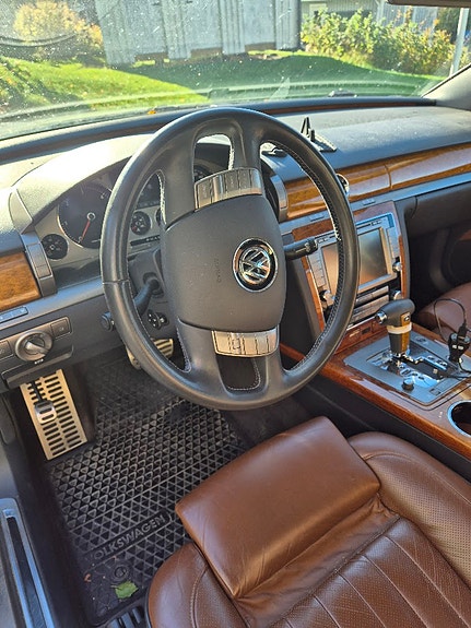Volkswagen Phaeton 3 of 4