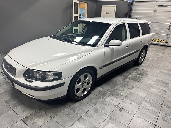 Volvo V70 3 of 9