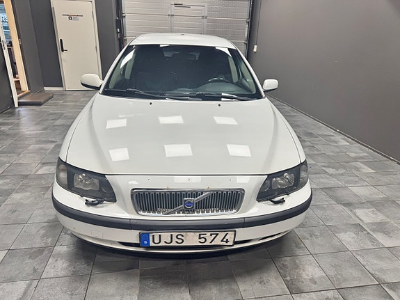 Volvo V70 2 of 9