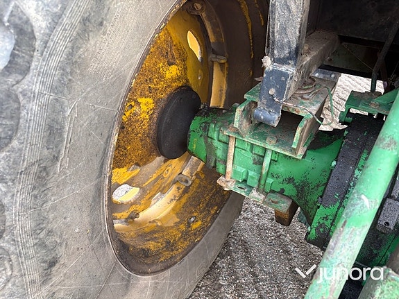 Traktor John Deere 3130 med lastare och skopa 14 of 30