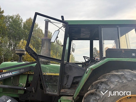 Traktor John Deere 3130 med lastare och skopa 21 of 30